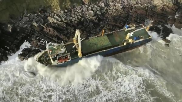 Die MV Alta, ein verlassenes Frachtschiff, ist an der Küste der Grafschaft Cork angespült worden. 