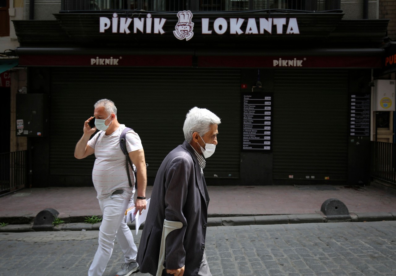 Ein geschlossenes Restaurant in Istanbul. Es darf nur Abhol- und Lieferdienste anbieten.