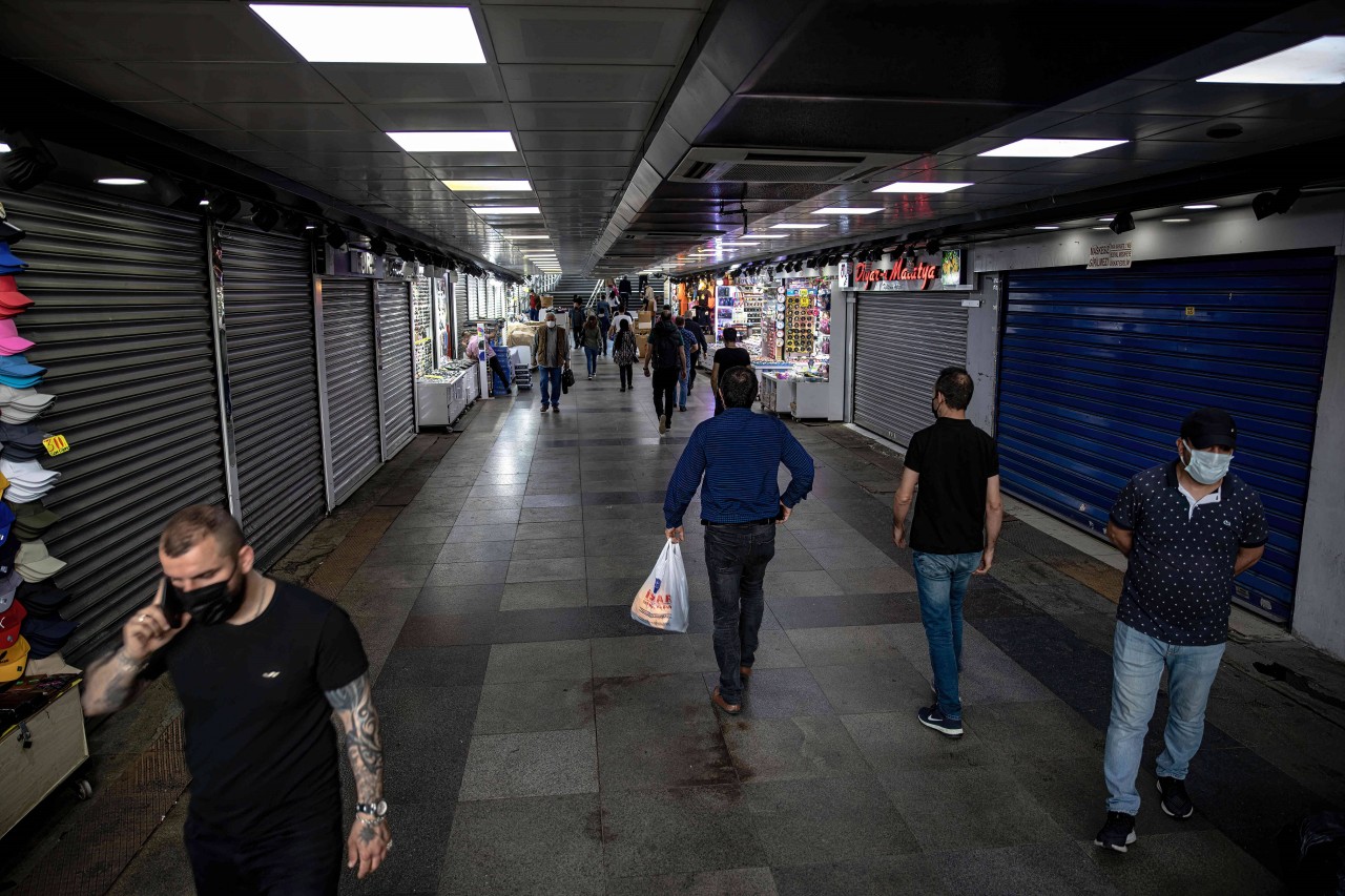 Eine Einkaufspassage in Istanbul. Die meisten Läden sind geschlossen.