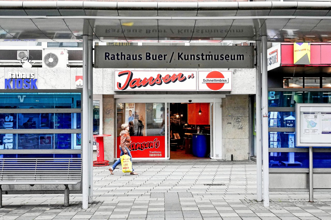 Kunden am Boden zerstört: Kult-Imbiss in Gelsenkirchen „Pommes Jansen“ hat für immer geschlossen.
