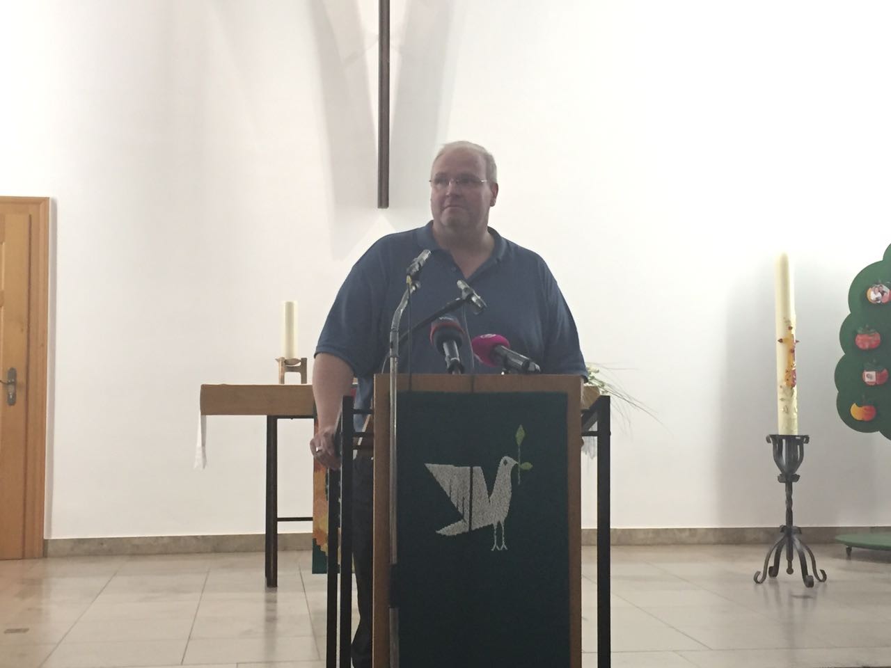 Jens Peter Ivan, Pressesprecher der Evangelischen Kirche im Rheinland, auf einer Pressekonferenz in der Kirche in Schmachtendorf.