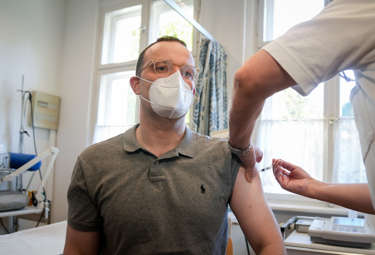Corona in Deutschland: Jens Spahn erhält eine Booster-Impfung – das sorgt für Kritik.