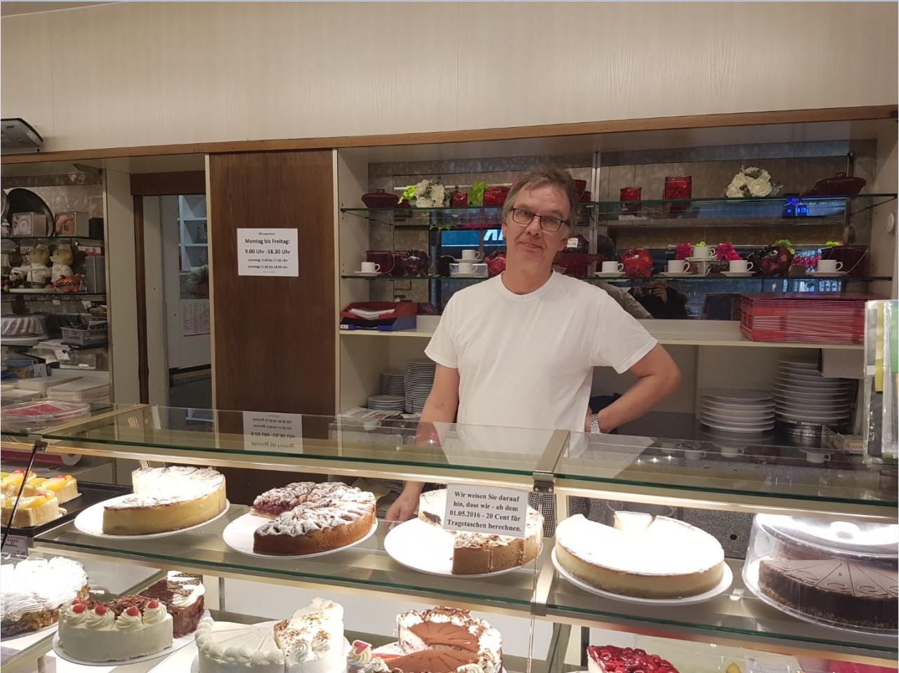 Jochem Bauer (57) vom seit 88 Jahren bestehenden Café Bauer spürt, dass sich viel in der Oberhausener Stadtmitte verändert. „Wir haben nicht mehr die Laufkundschaft von früher.“