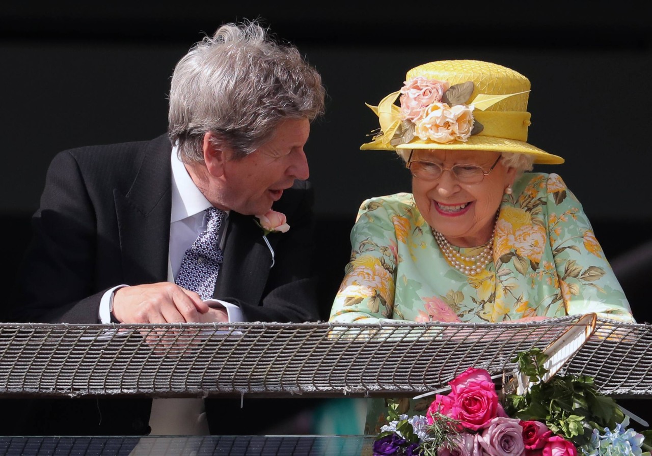 Queen Elizabeth II. mit ihrem „Horse Racing Manager“ John Warren im Juni 2017.