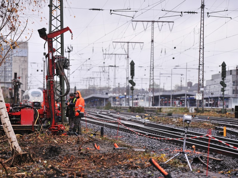 Am Montag, 25. November, teilten die Bezirksregierung Arnsberg und die Deutsche Bahn mit, dass die Erkundungsbohrungen und die Verfüllung der Hohlräume mindestens bis Ende Dezember 2013 laufen werden. Foto: Sebastian Konopka