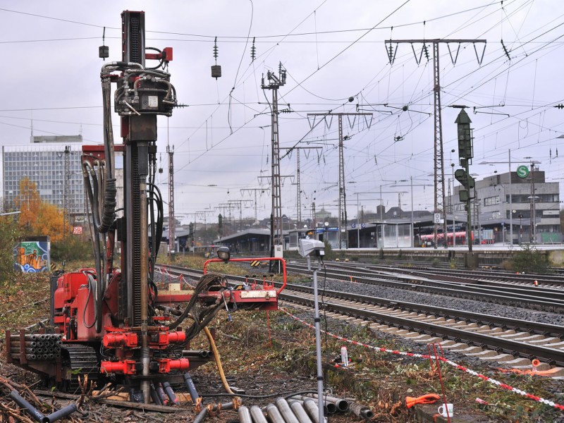 Am Montag, 25. November, teilten die Bezirksregierung Arnsberg und die Deutsche Bahn mit, dass die Erkundungsbohrungen und die Verfüllung der Hohlräume mindestens bis Ende Dezember 2013 laufen werden. Foto: Sebastian Konopka
