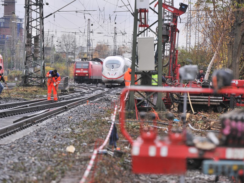 Erst Ende 2013 bremste ein Bergschaden den Zugverkehr im Ruhrgebiet aus: Zu massiven Verspätungen und Zugausfällen kam es zwischen dem 20. November und Ende Dezember 2013 auf den Strecken rund um Essen. Bauarbeiter waren auf einen nicht verzeichneten Altbergbaustollen mit unbekannten Hohlräumen gestoßen. Wochenlang mussten S-Bahnen während der Erkundungsbohrungen und der Verfüllarbeiten Schritttempo in Essen fahren. Regional- und Fernzüge konnten nicht am Hauptbahnhof Essen halten.