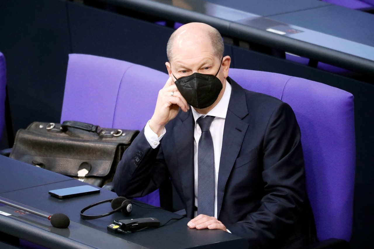 Kanzler Olaf Scholz wird Zaudern vorgeworfen. 