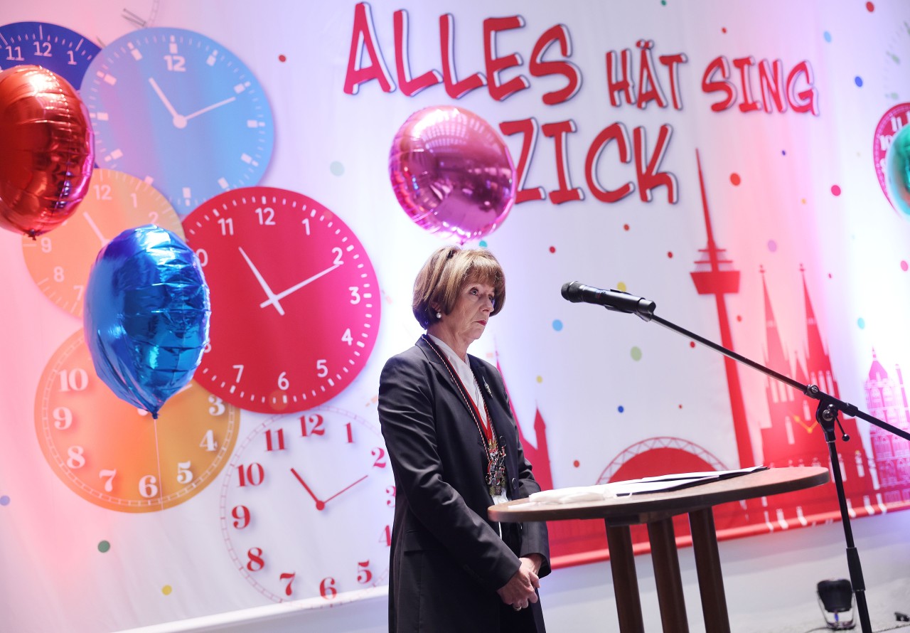 Der Karneval in Köln begann am Donnerstag mit einer Schweigeminute für die Leidtragenden des Krieges in der Ukraine. Oberbürgermeisterin Henriette Reker ist „nicht nach Feiern zumute“.