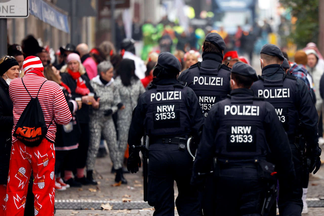 Auftakt für den Karneval in NRW: In Düsseldorf wird ausgelassen gefeiert – die Polizei ist mit Hundertschaften anwesend (Symbolbild).