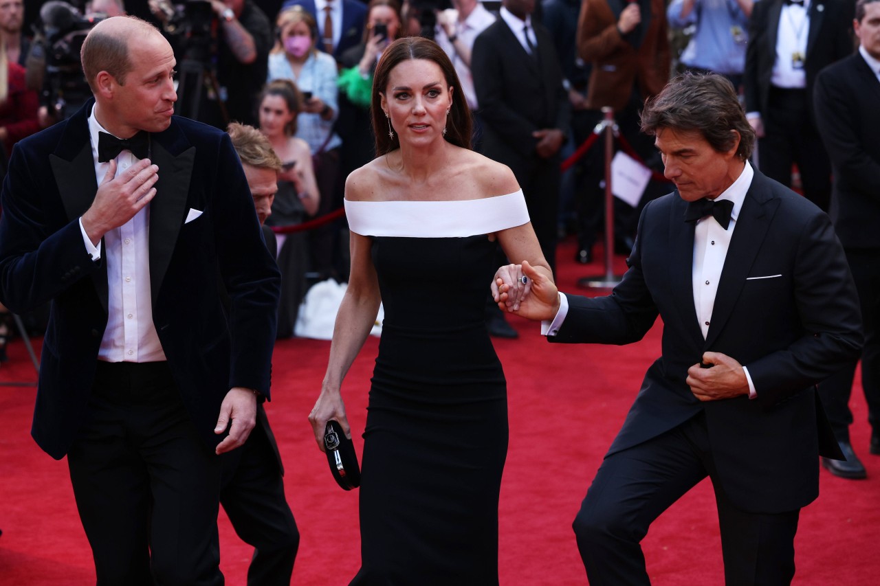 Prinz William und Kate Middleton werden von Tom Cruise über den Red Carpet begleitet.
