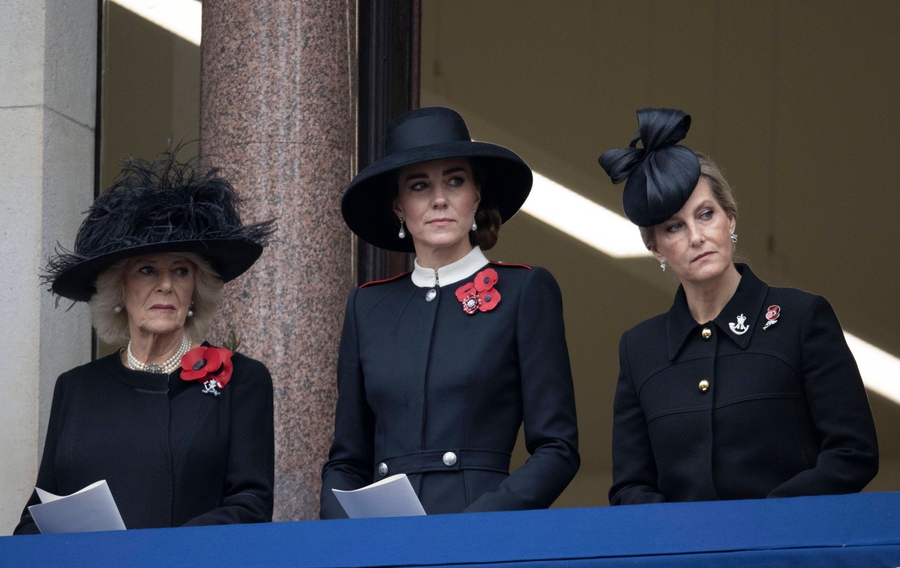 Kate Middleton mit Camilla (links) und Sophie (rechts) beim Gottesdienst am Remembrance-Sonntag.