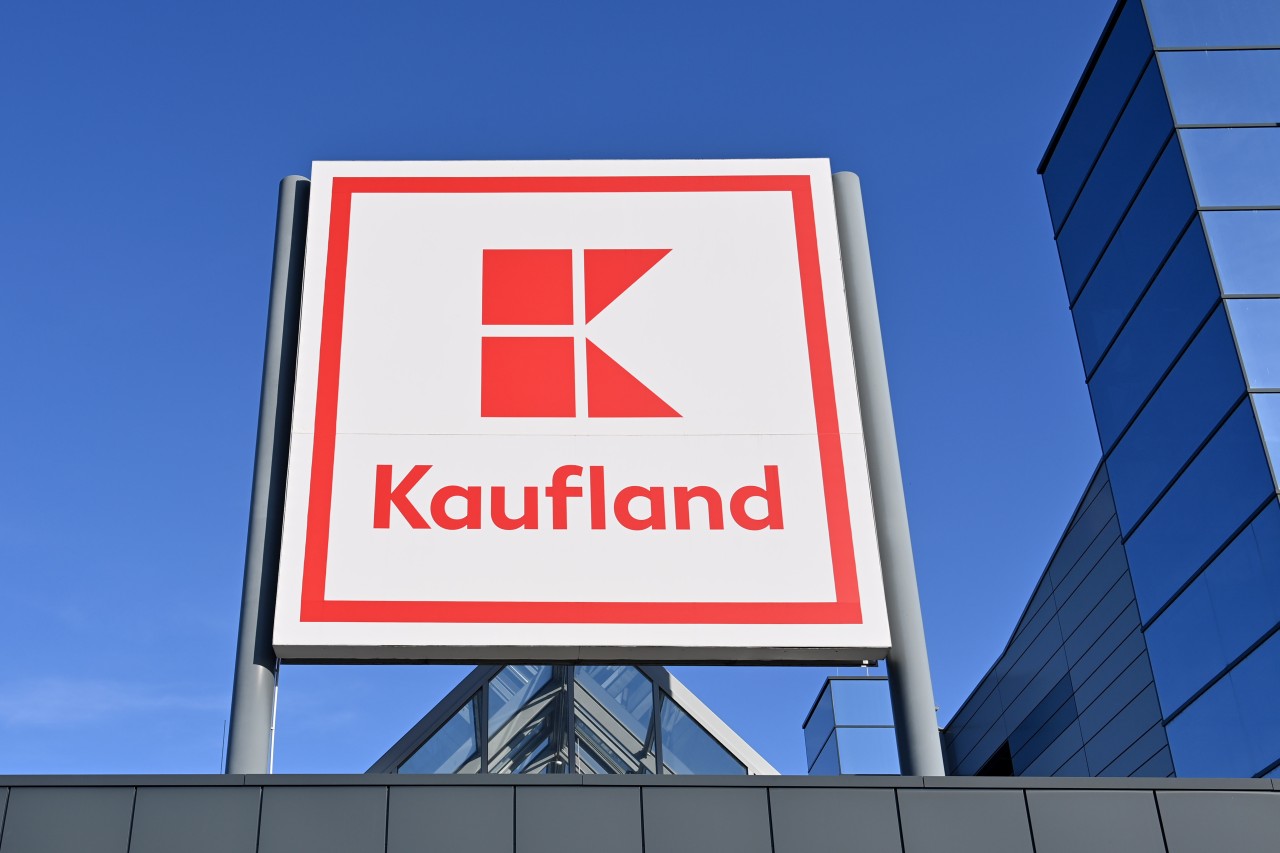 Kaufland in Mülheim: Beim Blick in die Prospekte bemerkt die Kundin einen großen Unterschied zwischen zwei Filialen (Symbolbild)