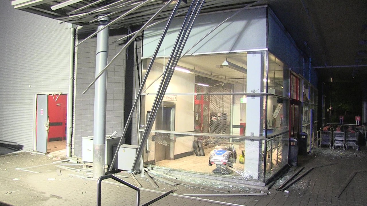 Kaufland am Ruhrpark Bochum: Mitten in der nacht wurde ein Geldautomat gesprengt.
