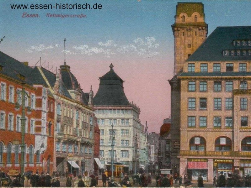 Erst 1950 wurde aus der Kettwiger Straße eine Fußgängerzone. Auf diesem Bild (um 1920) kannst du noch eine Straßenbahn erkennen.