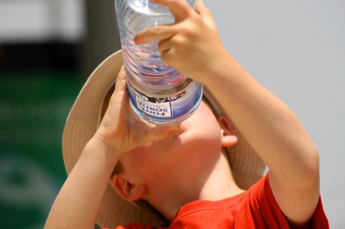 Kind trinkt Wasser.jpg
