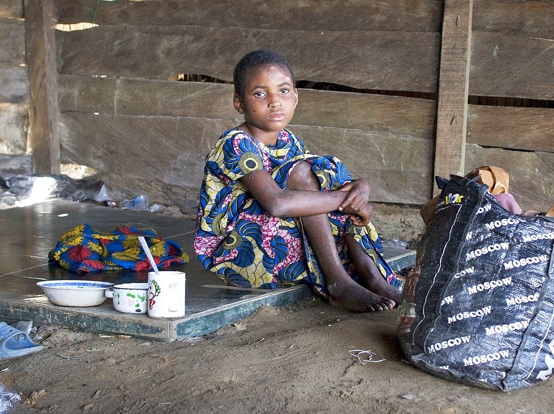 Stella lebte seit Monaten auf den Straßen des kleinen Fischerdorfes Ibaka im Niger-Delta bevor sie vom CRARN-Team gerettet wurde. 