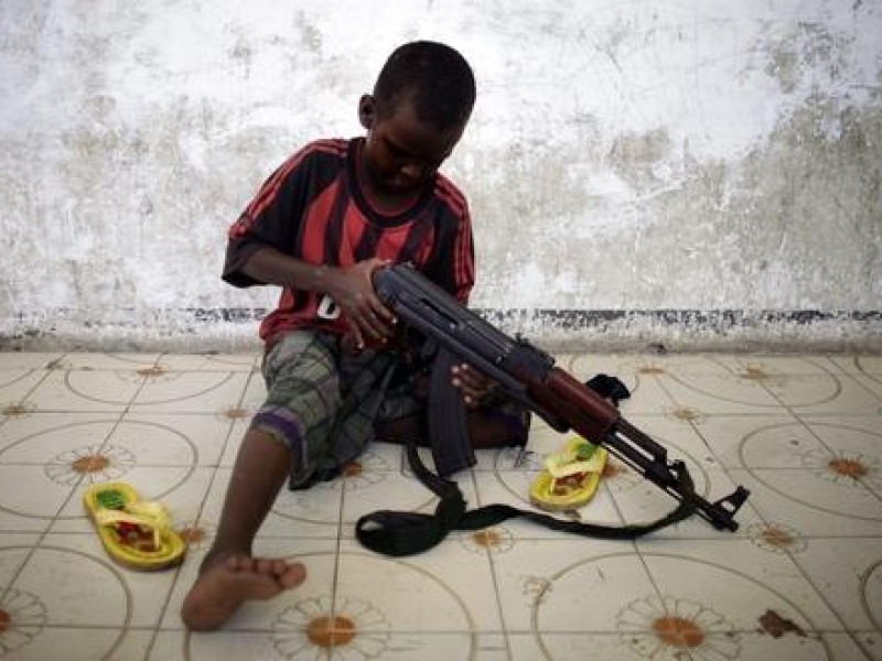 Dem Schicksal der Kindersoldaten in Somalia widmet sich der 23-jährige kanadische Fotograf Ed Ou in seinem Bild Wenn Kinder kämpfen. Er war von den körperlichen und seelischen Schäden, die diese Kinder davontragen, geschockt. Foto: 2010 Ed Ou, Getty Images