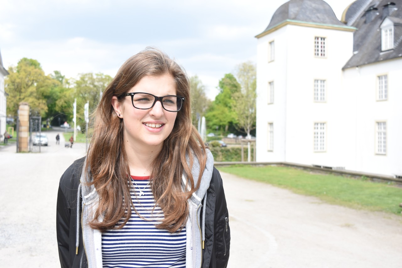 Klara Horst (16) vor Schloss Borbeck: Sie nimmt bereits am Projekt "Sprache-verbindet" teil. Ihr Patenkind ist sechs Jahre alt, einmal in der Woche treffen sie sich und verbringen Zeit miteinander.