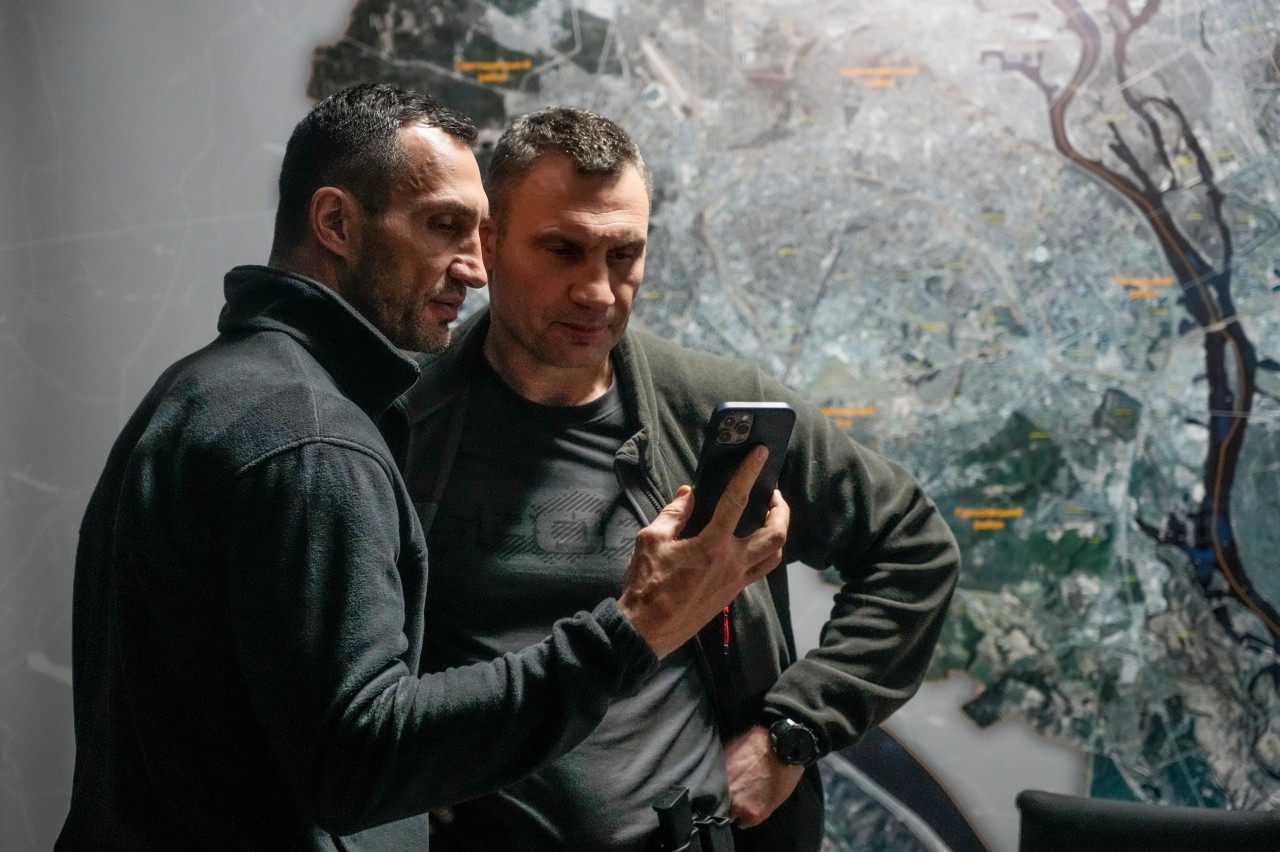 Vitali und Wladimir Klitschko kämpfen ijn Kiew für ihr Land. Für sie ist es besonders gefährlich, doch plötzlich lassen sie sich HIER blicken. (Archivbild)