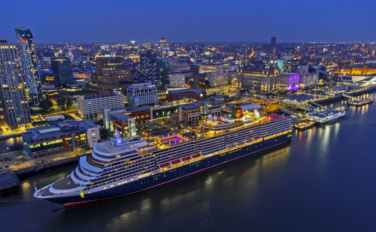 Das Kreuzfahrt-Schiff Queen Elizabeth von Cunard Line am Liverpooler Kreuzfahrtterminal.