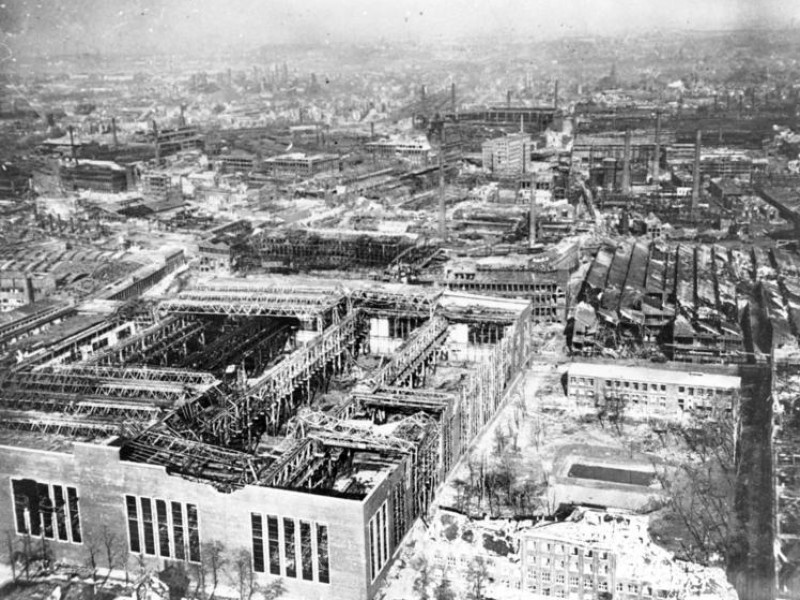 Ein Bild von den zerstörten Krupp-Werken im Mai 1945, aufgenommen aus einem US-Flugzeug.