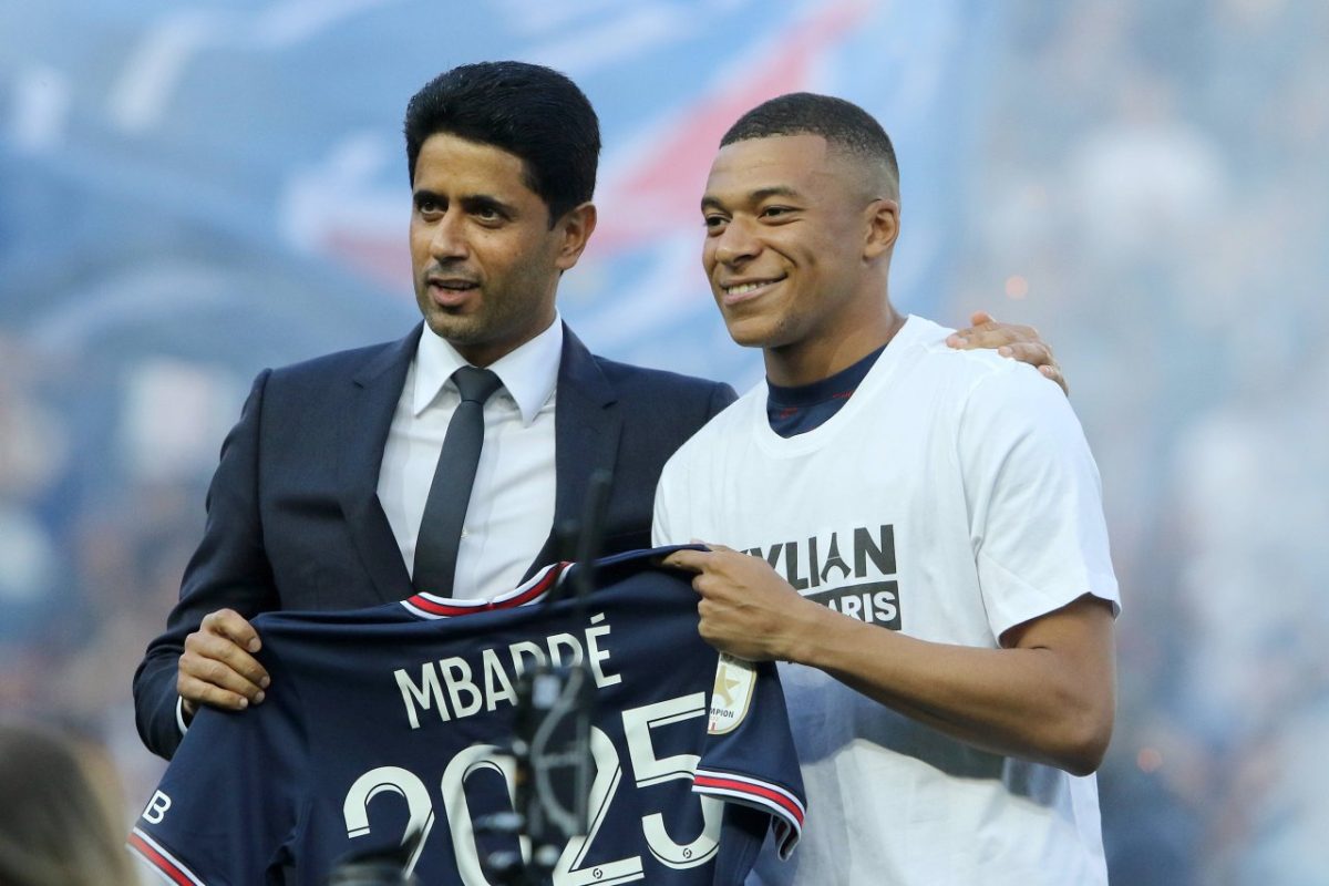 Kylian Mbappé und Nasser Al-Khelaifi halten ein Trikot mit der Zahl 2025 in den Händen.