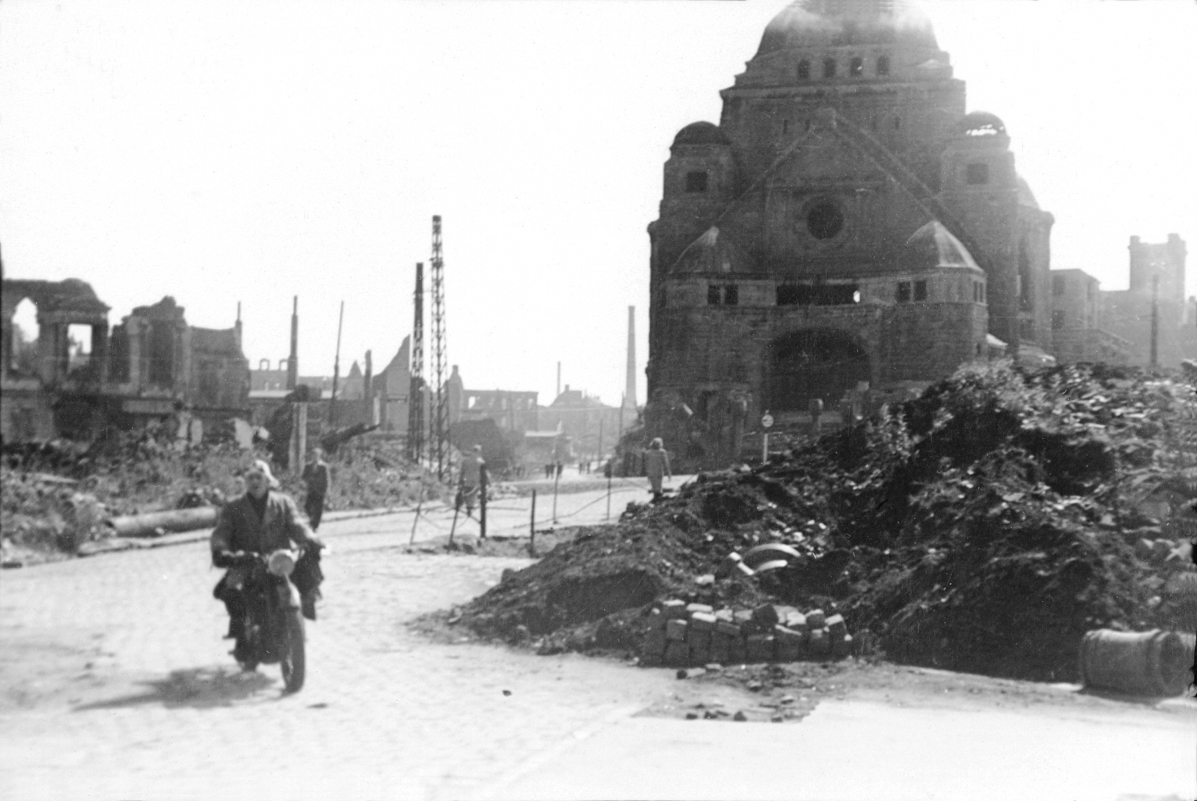 Die zerbombte Innenstadt in der Umgebung der Synagoge im Jahr 1945. Wie durch ein Wunder wurde die geschändete Synagoge kaum beschädigt.