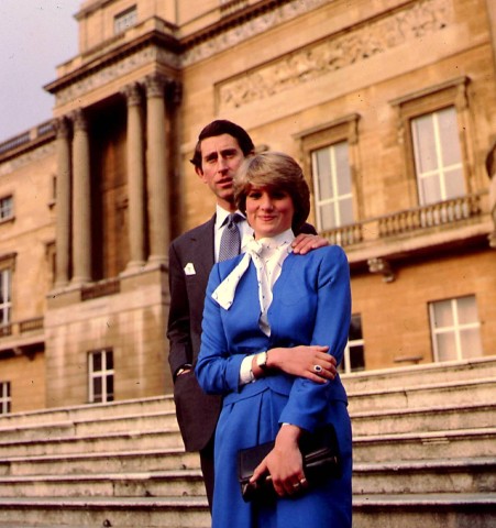 Das Bild zeigt Lady Di und Prinz Charles an jenem Tag, an dem sie die Verlobung bekanntgaben. 
