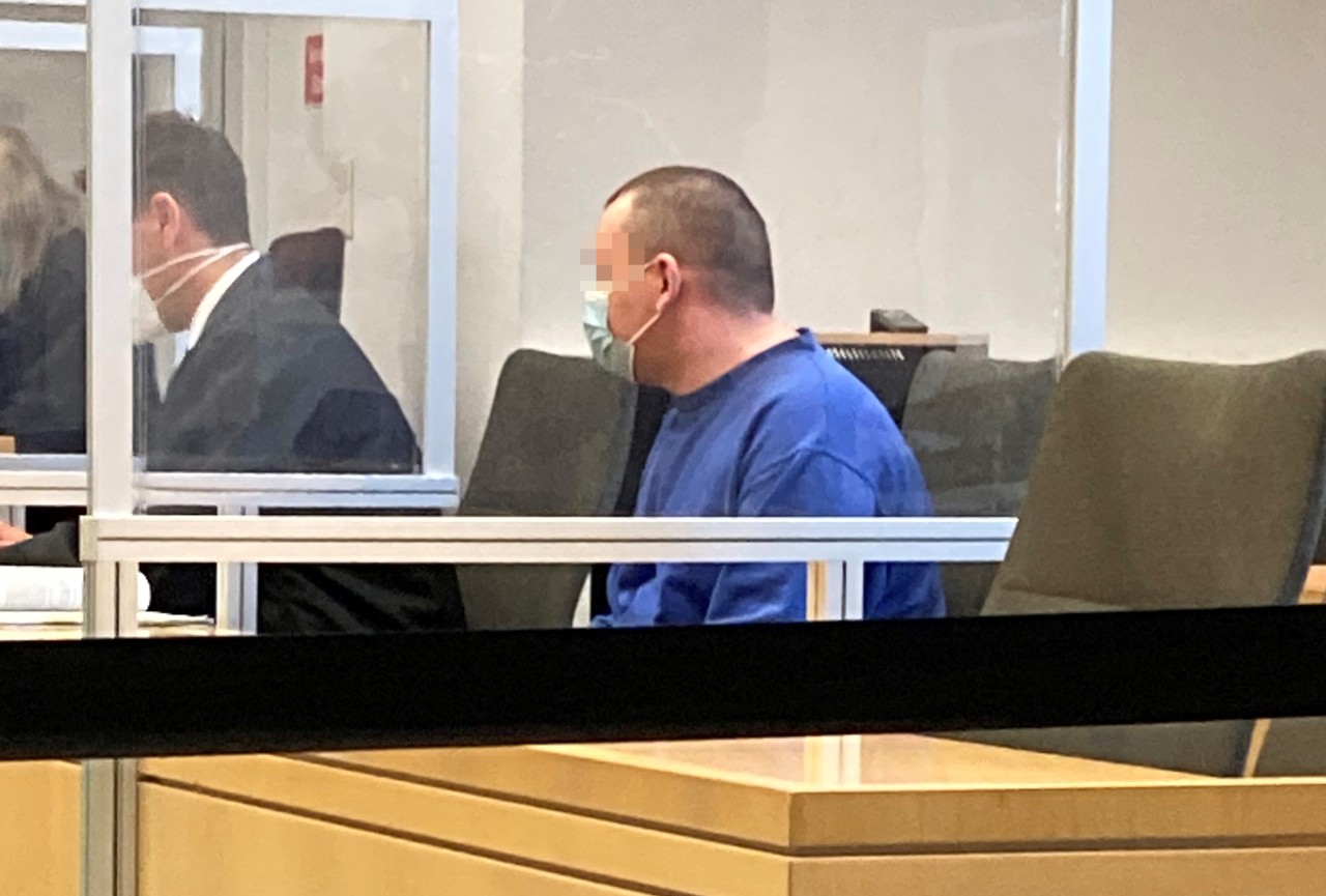 Kevin S. sitzt vor dem Landgericht Essen, weil er seine Freundin vergewaltigt haben soll. 