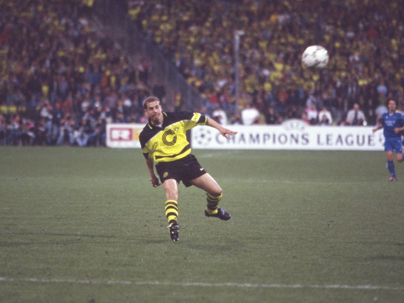 Platz 6: 17 Jahre, 7 Monate, 26 Tage: Lars Ricken blieb seinen Farben immer treu, sogar über sein Karriereende hinaus. Nach seinem Debüt 1994 avancierte er zu einem der wichtigsten Spieler in der BVB-Geschichte. Sein Treffer zum 3:1 im Champions League Finale gegen Juventus Turin wurde später zum Tor des Jahrhunderts gewählt. Nie verließ er die Borussia, arbeitet heute als Nachwuchskoordinator beim BVB.
