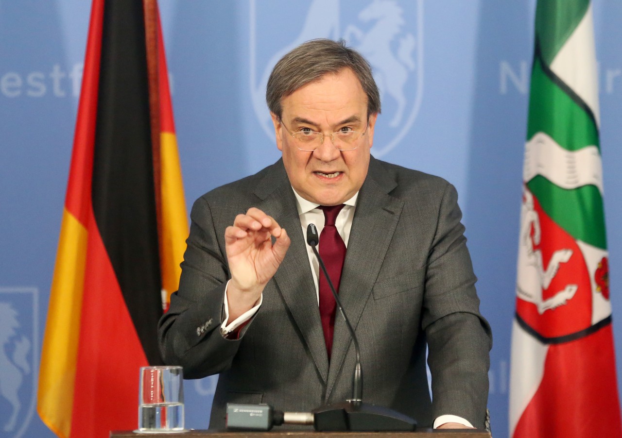 Ministerpräsident Armin Laschet hat am Sonntag das Kontaktverbot in NRW verkündet.