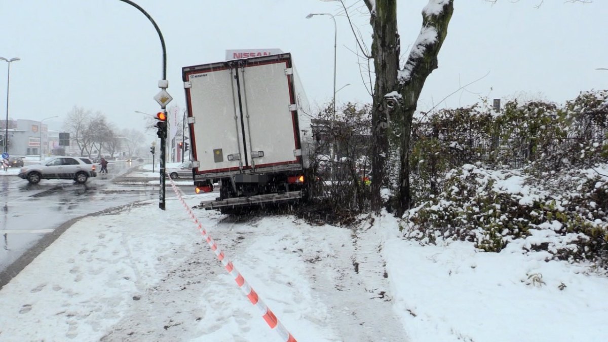 Laster_Unfall_Glaette_Schnee_Essen_ANC-NEWS (1).jpg