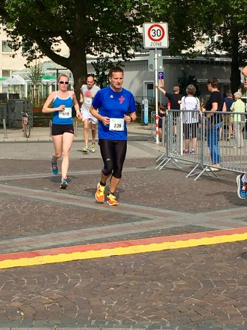 Laufblogger Stefan Reinke quält sich beim Citylauf über den Dortmunder Friedensplatz.