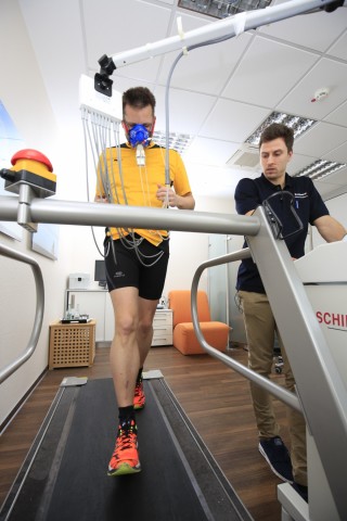 Redakteur Stefan Reinke bei einer Leistungsdiagnostik auf dem Laufband.