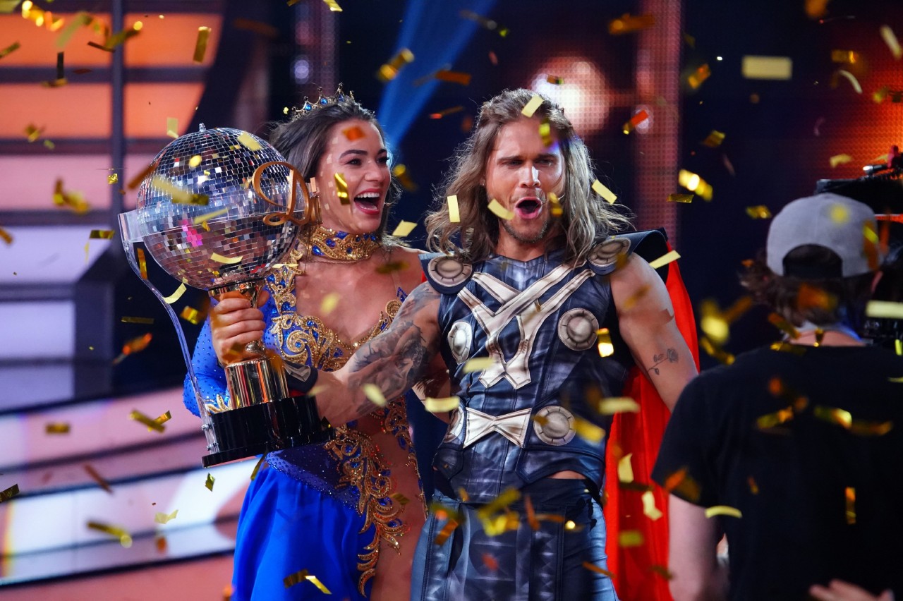 Rurik Gislason und Renata Lusin gewinnen Let's Dance 2021.