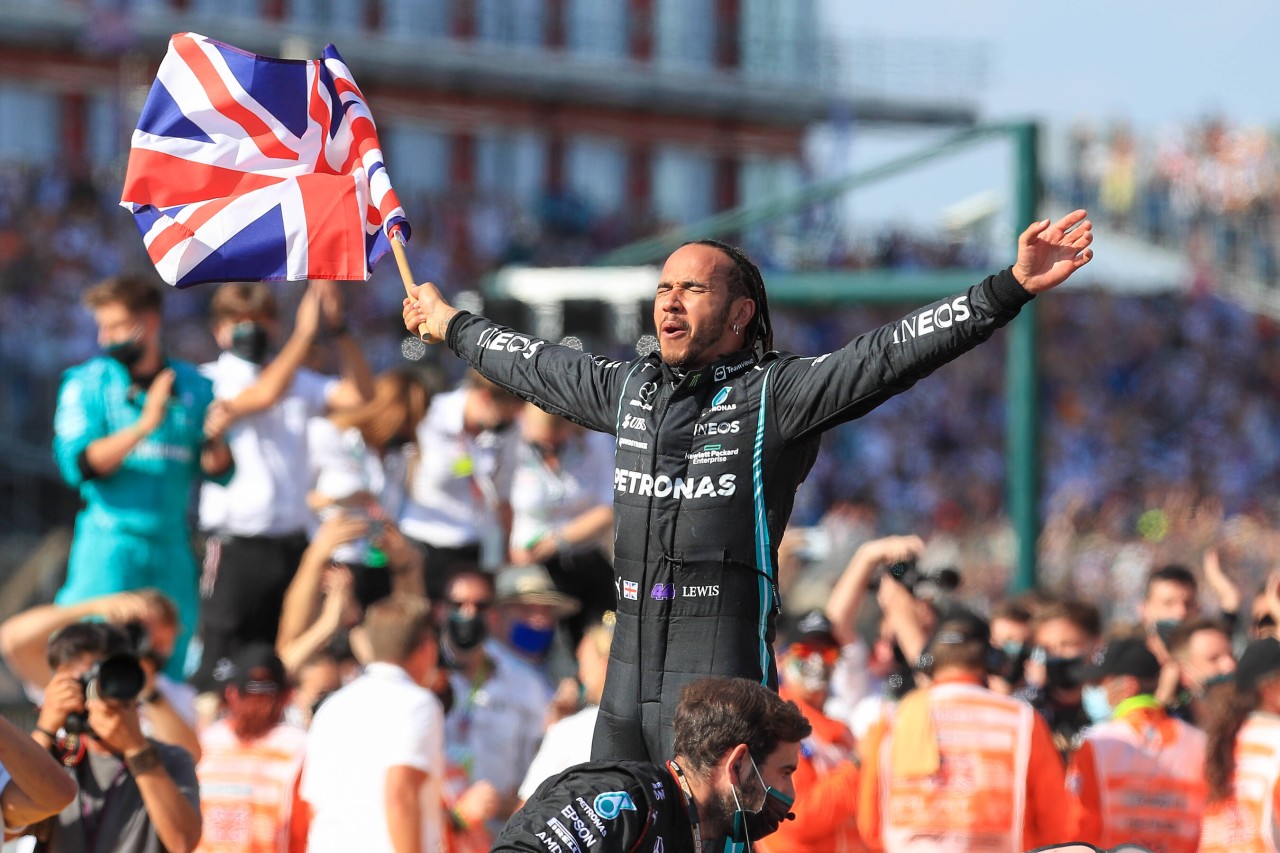 Lewis Hamilton feiert den Sieg beim Heim-GP.