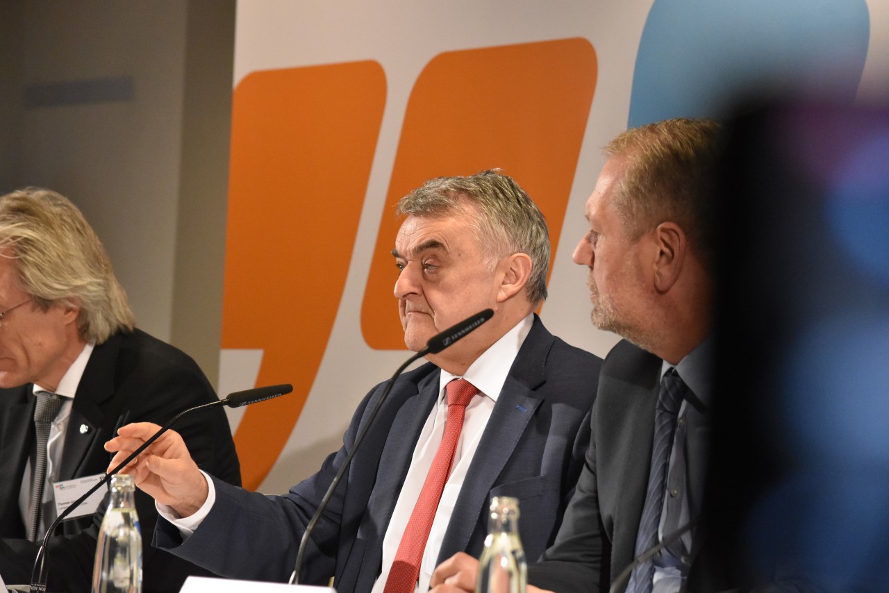 NRW-Innenminister Herbert Reul (Mitte) beim Symposium zur Clankriminalität in Essen. 