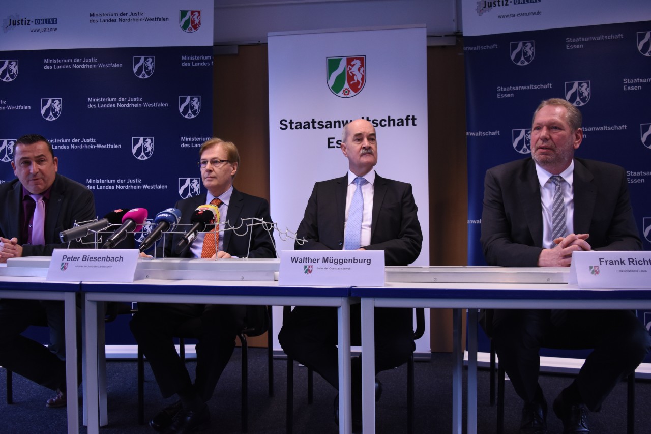 Pressekonferenz zur Clankriminalität  in Essen: NRW-Justizministeriumssprecher Dirk Reuter, NRW-Justizminister Peter Biesenbach (CDU), der Leitende Oberstaatsanwalt Walther Müggenburg und Essens Polizeipräsident Frank Richter (v.l.)