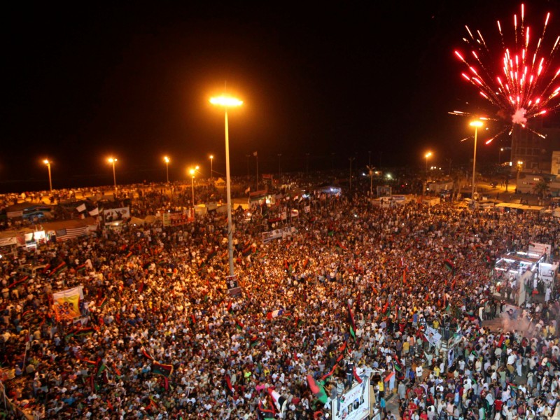 ... der libyschen Rebellen nach Tripolis. Viele der feiernden Menschen...