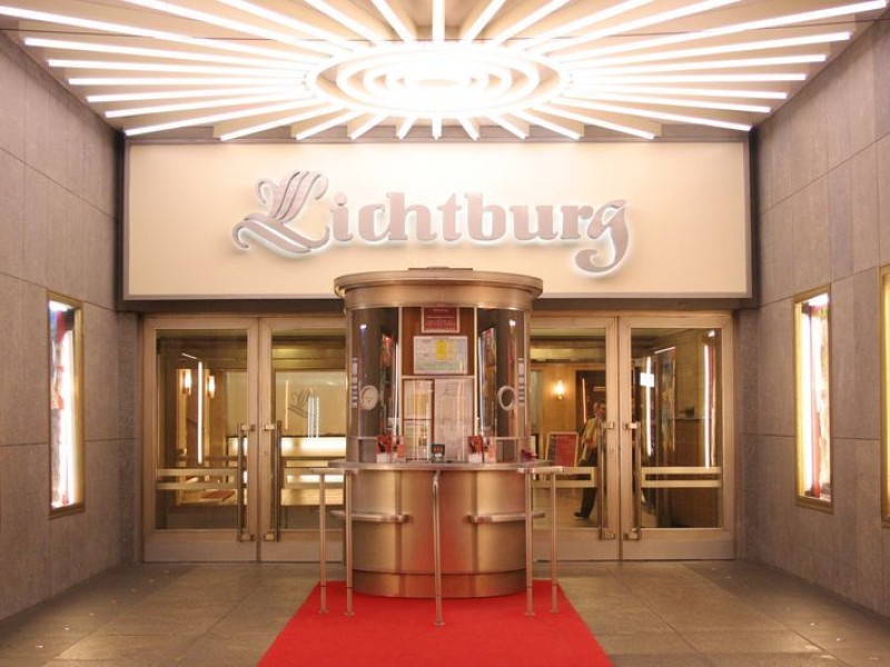 Nach aufwendiger 
Renovierung ist die Lichtburg im März 2003 in neuem Glanz erstrahlt: Als 
glamouröses Premierenkino und als Veranstaltungsort mit unvergleichlichem 
Flair ist die Lichtburg ein Anziehungspunkt von überregionaler Bedeutung. 