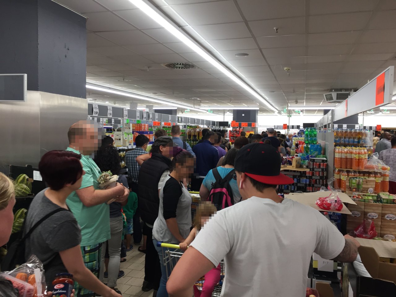 Lidl am Hauptbahnhof Essen am Pfingstmontag total überfüllt DerWesten.de