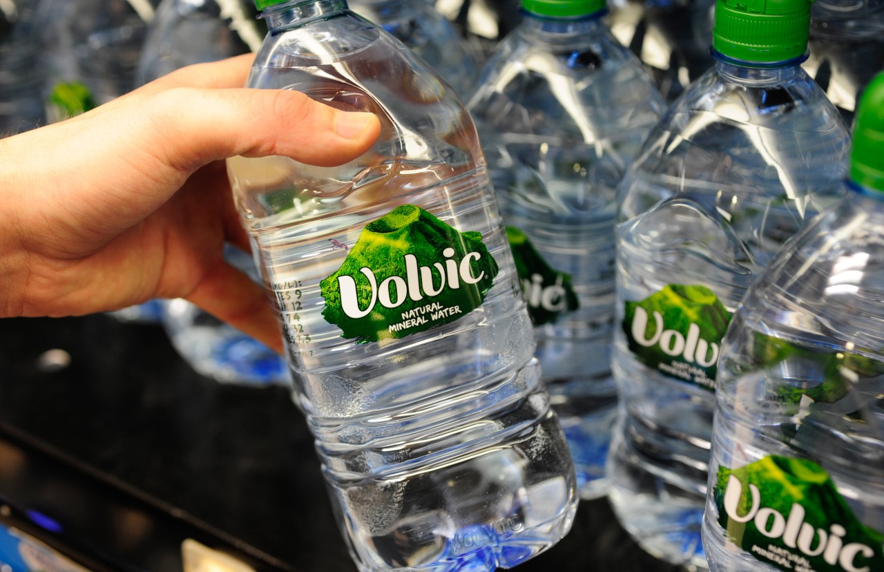 Lidl verkauft seit kurzem das Mineralwasser Volvic. (Symbolbild)
