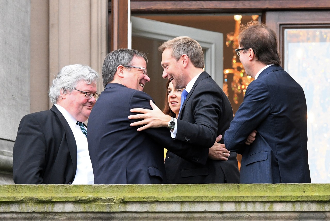Christian Lindner umarmte Armin Laschet auf dem Balkon der Parlamentarischen Gesellschaft vor Pressefotografen. 