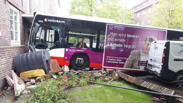 Linienbus Hamburg Unfall.jpg