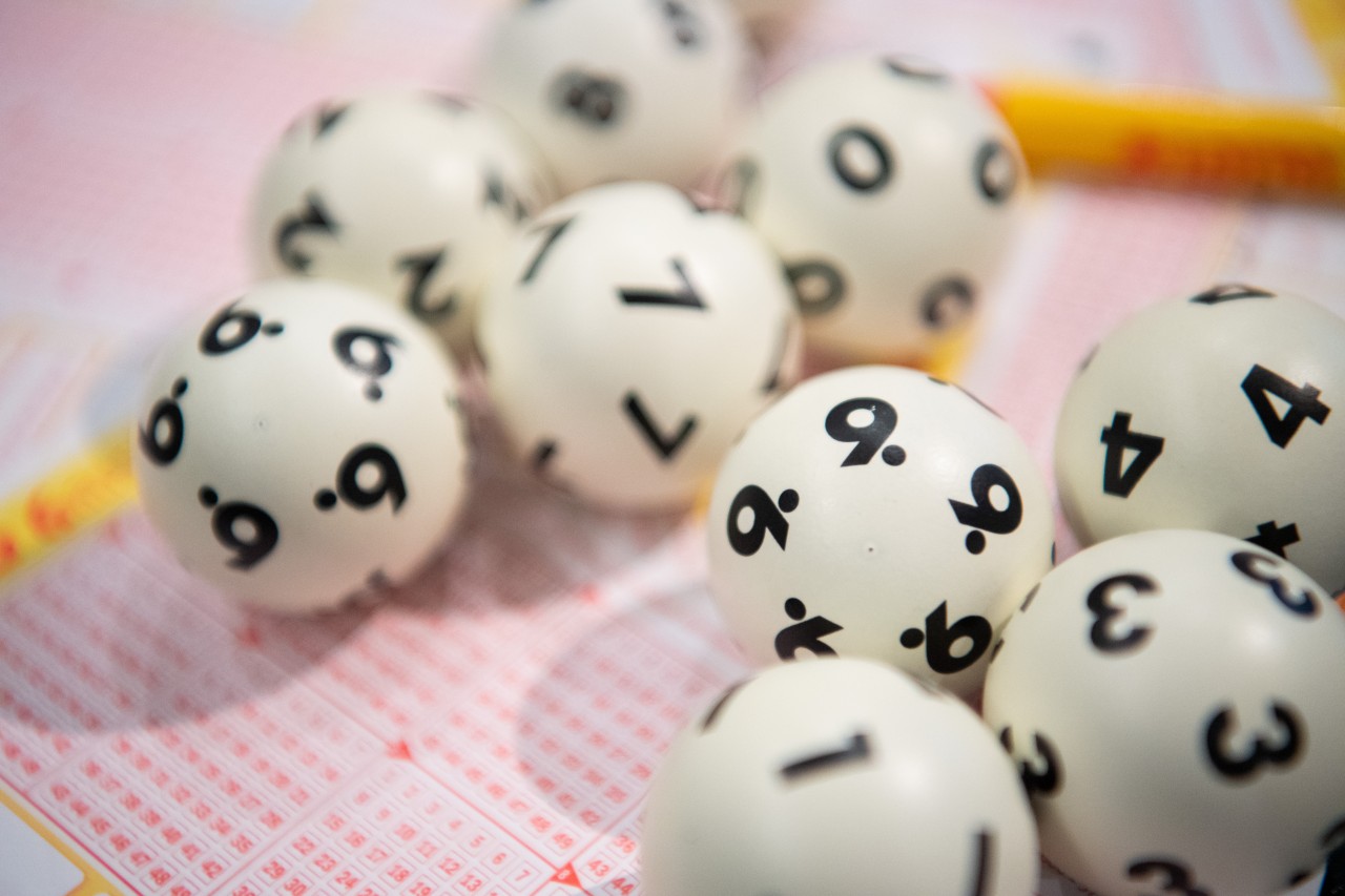 Eine Frau gewann 17 Millionen Euro im Lotto – danach brach sie in Tränen aus. (Symbolbild)