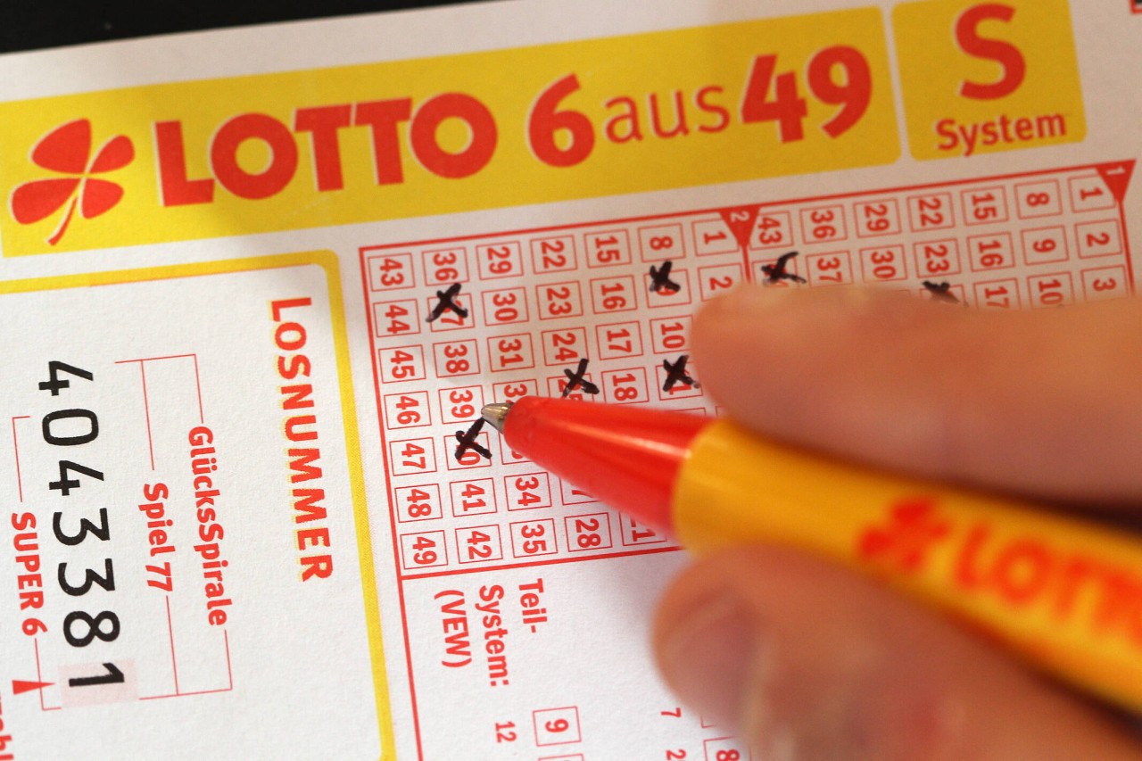 Ein Mann gewinnt im Lotto und kann sein Glück kaum fassen. (Symbolbild)