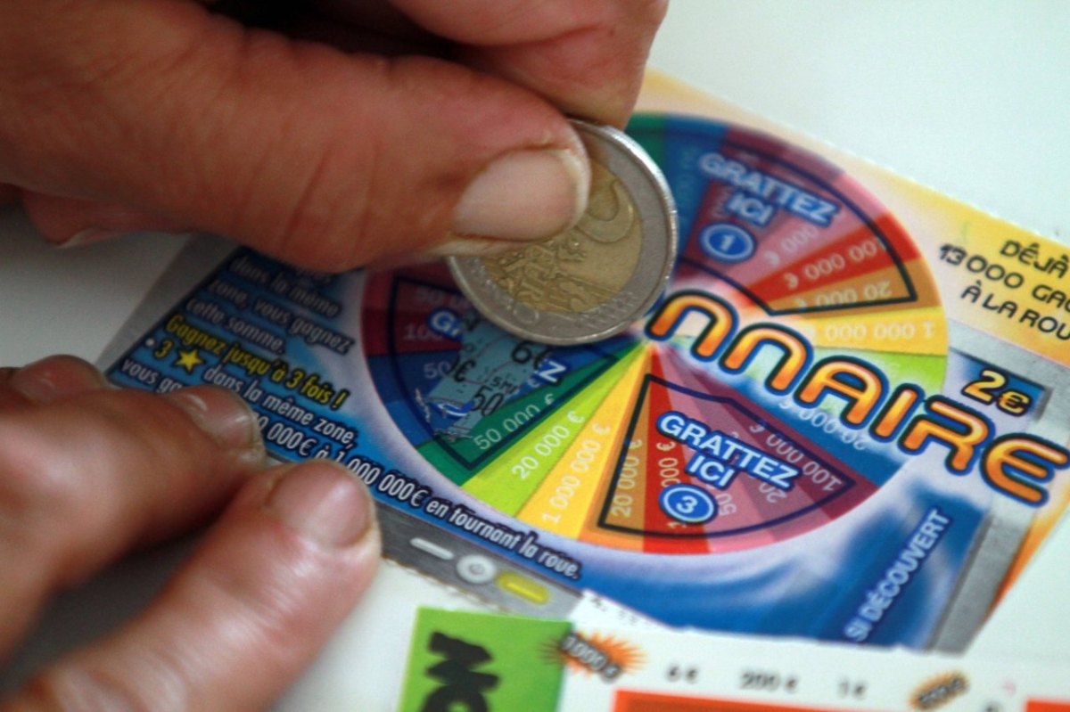 Lotto: Frau kauft Los – als sie es freikratzt, trifft sie fast der Schock