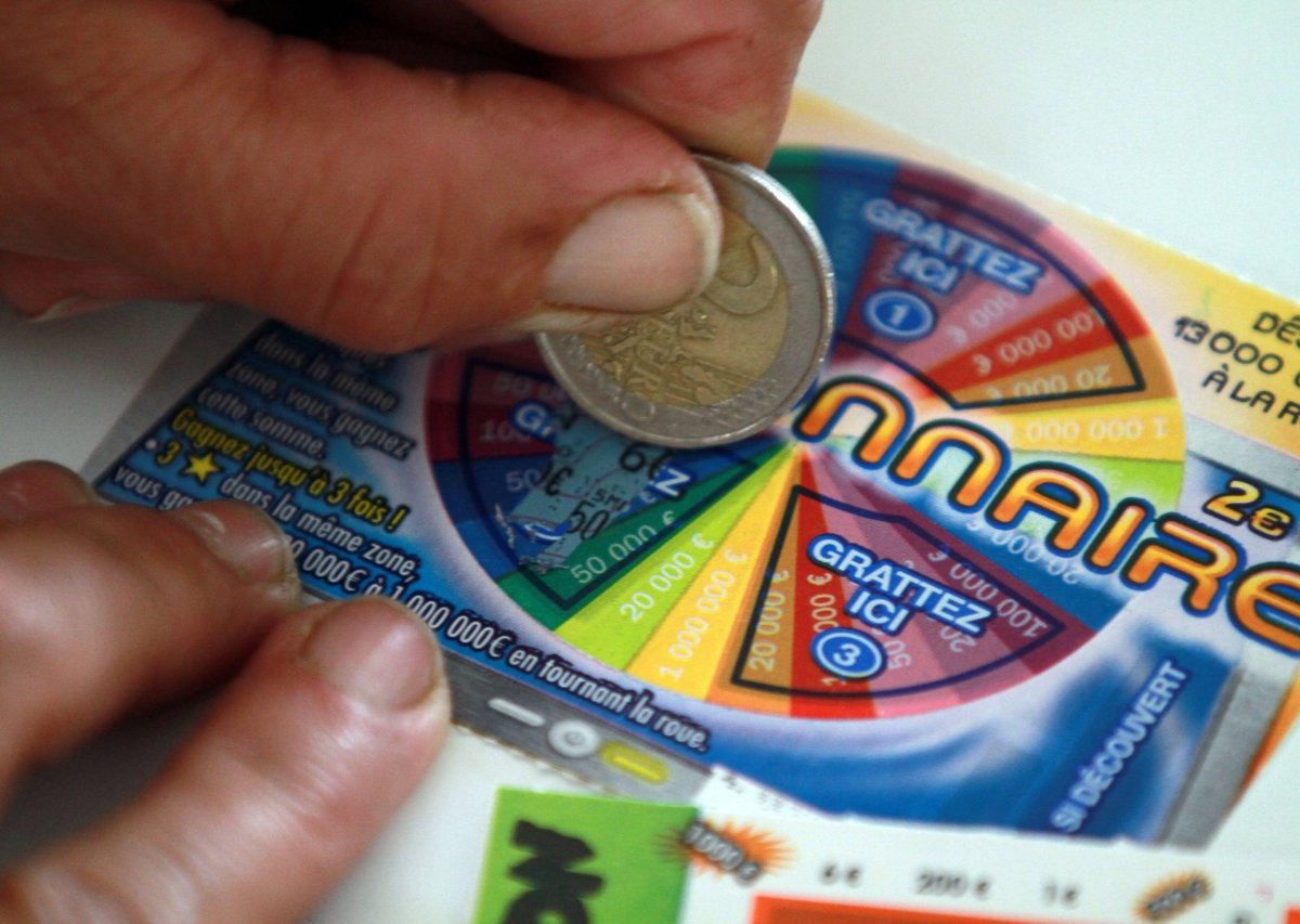 Lotto: Frau kauft Los – als sie es freikratzt, trifft sie fast der Schock