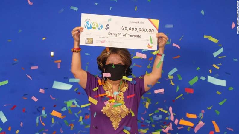 Deng Pravatoudom mit ihrem 60-Millionen-Dollar-Siegerscheck.